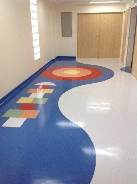 Escola com manta vinílica colorida com desenhos
