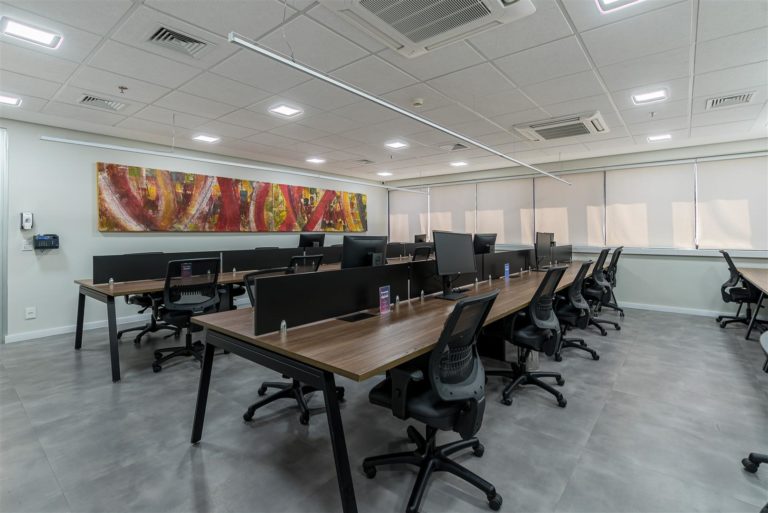 Escritório corporativo com piso vinílico